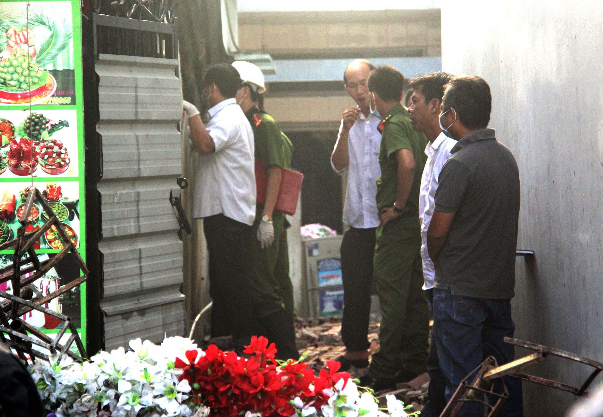 Me chet chay trong tu the che cho con gai hinh anh