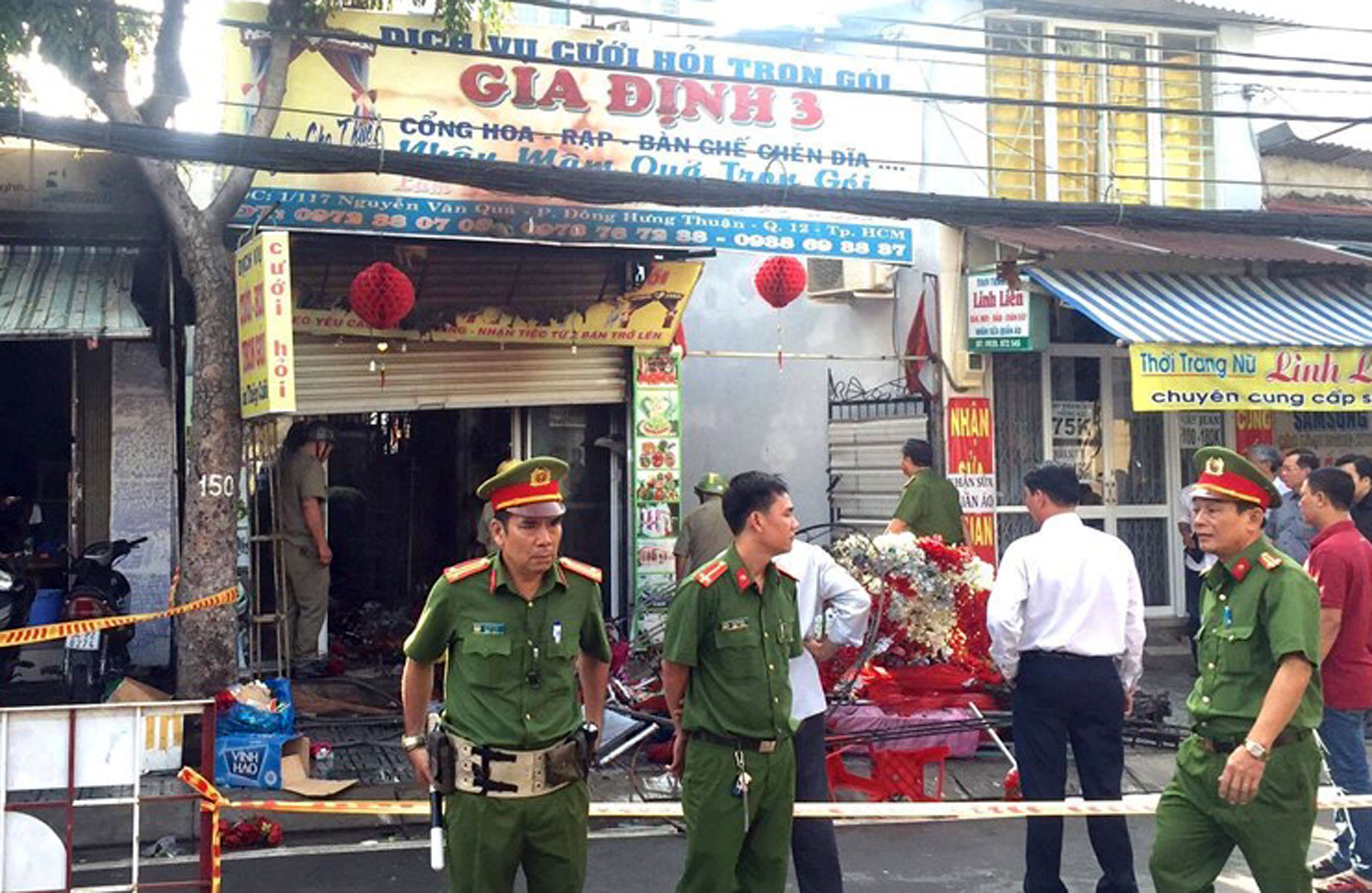 Chay tiem do cuoi o Sai Gon: Dua 3 nguoi ve que mai tang hinh anh