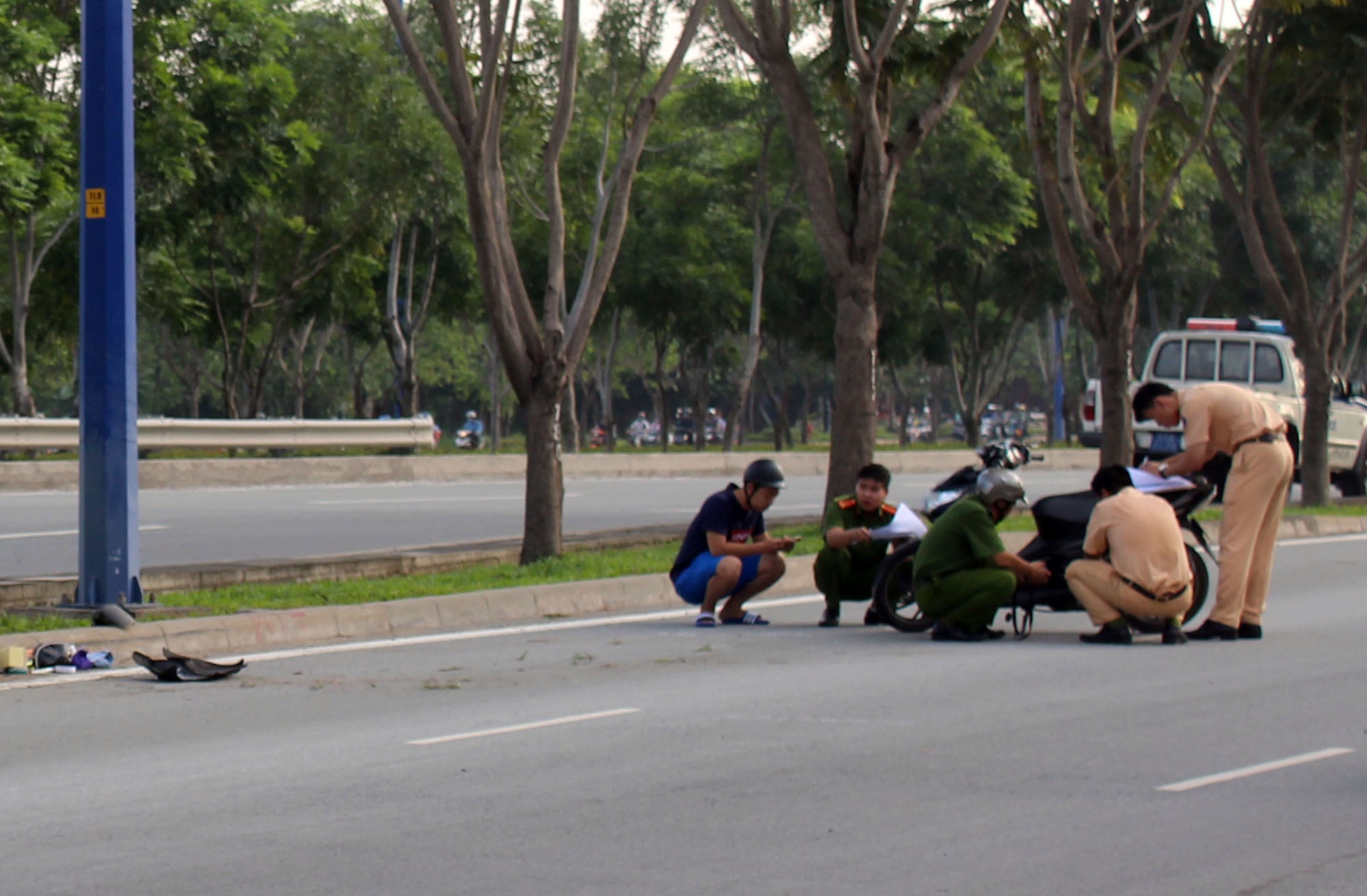 co gai lao xe may vao goc cay anh 1