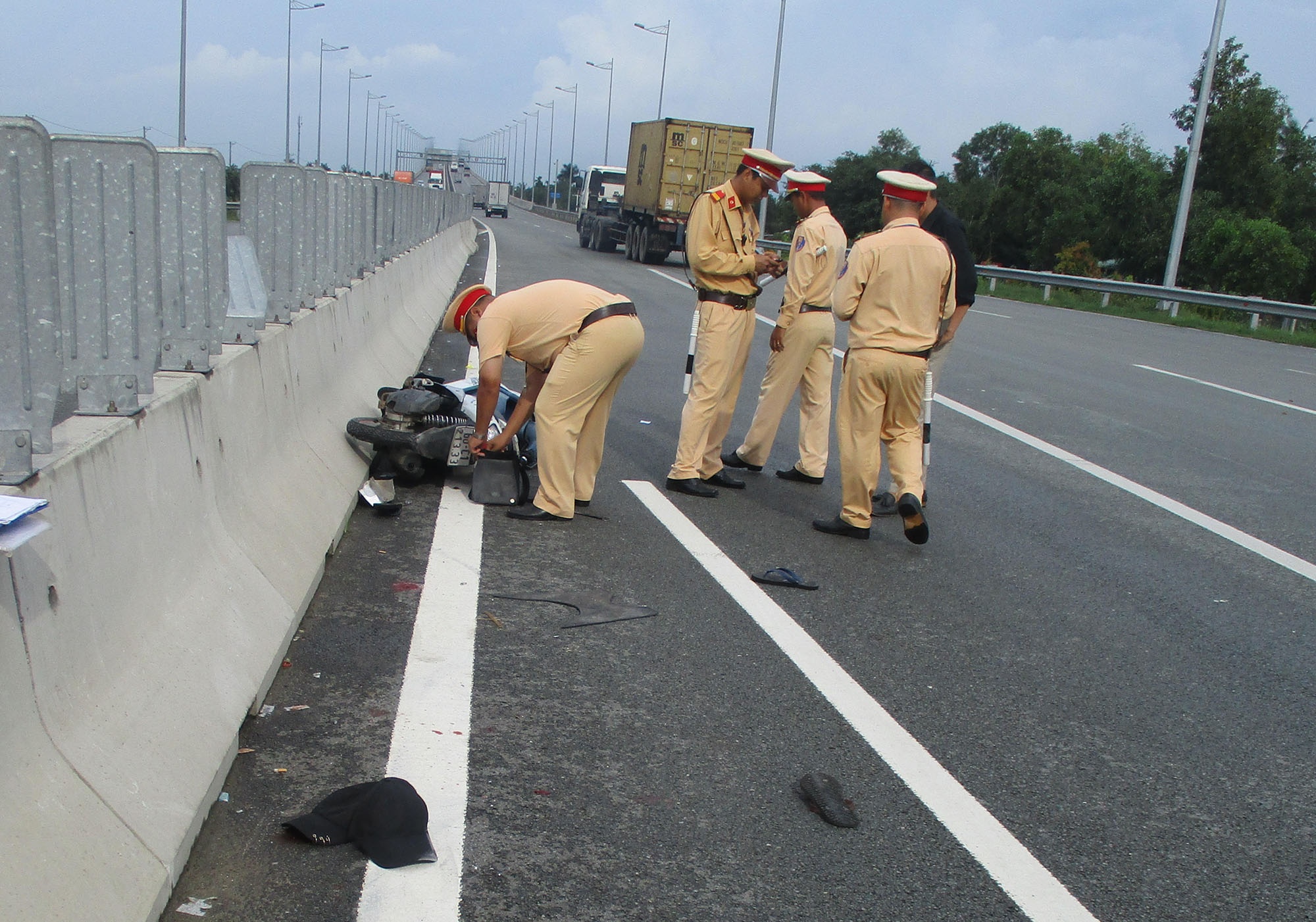 Bi ruot duoi, 2 thanh nien chay xe may len cao toc gap nan hinh anh