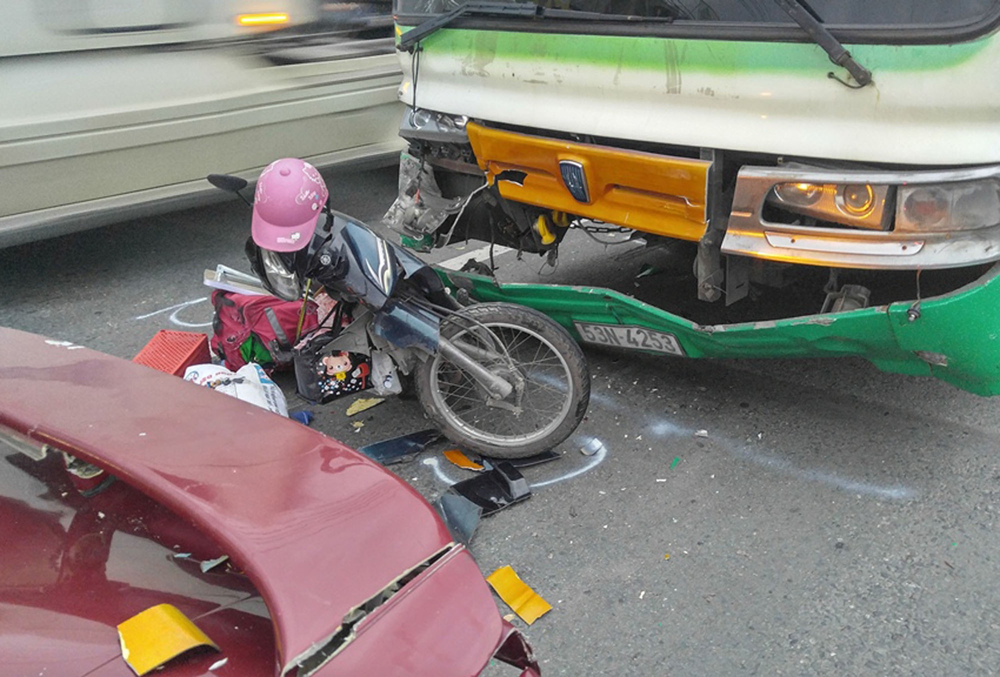 Co gai ket cung giua oto va xe buyt o Sai Gon hinh anh