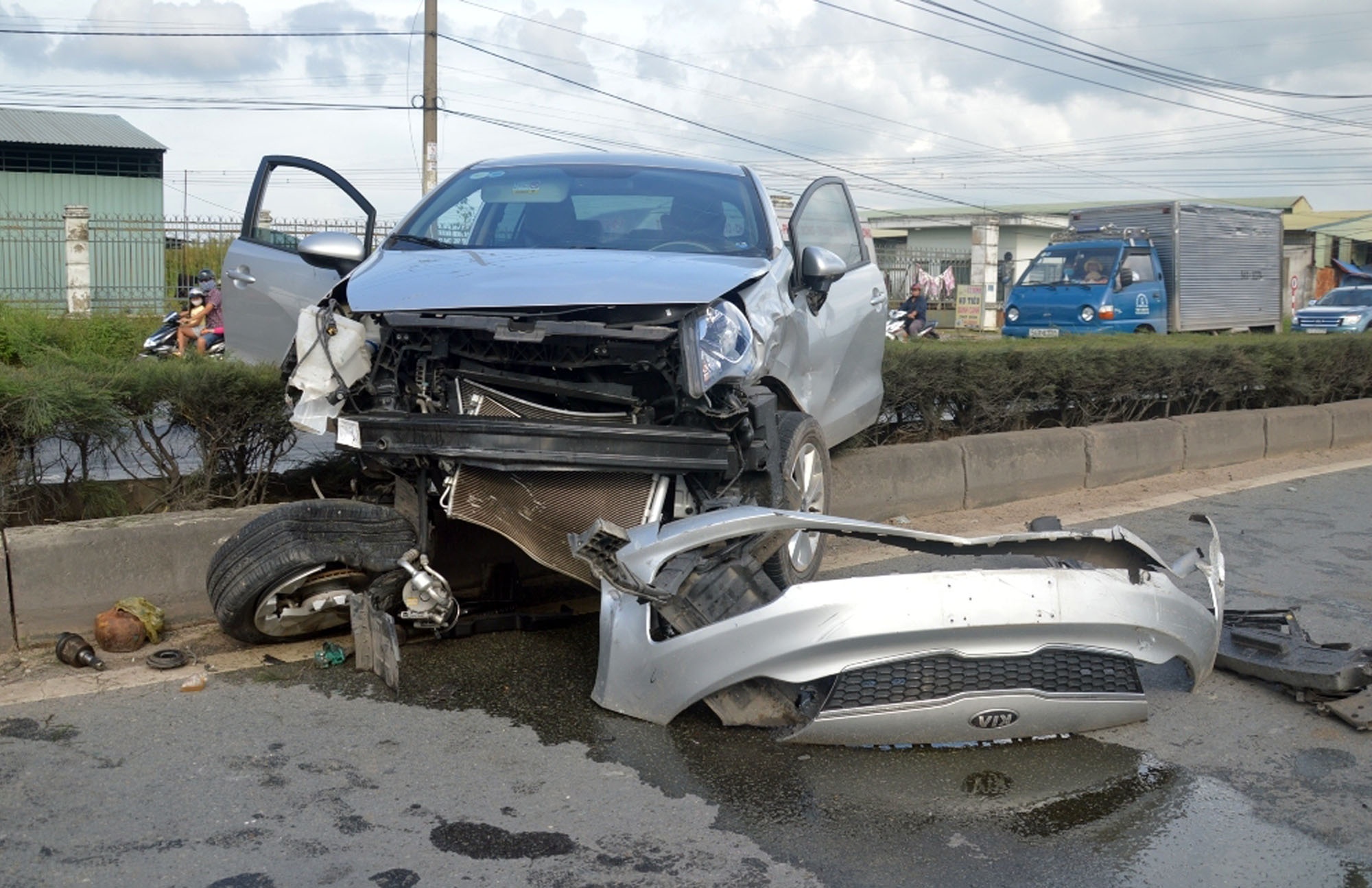 Oto rung banh nam tren dai phan cach, 3 nguoi thoat chet hinh anh