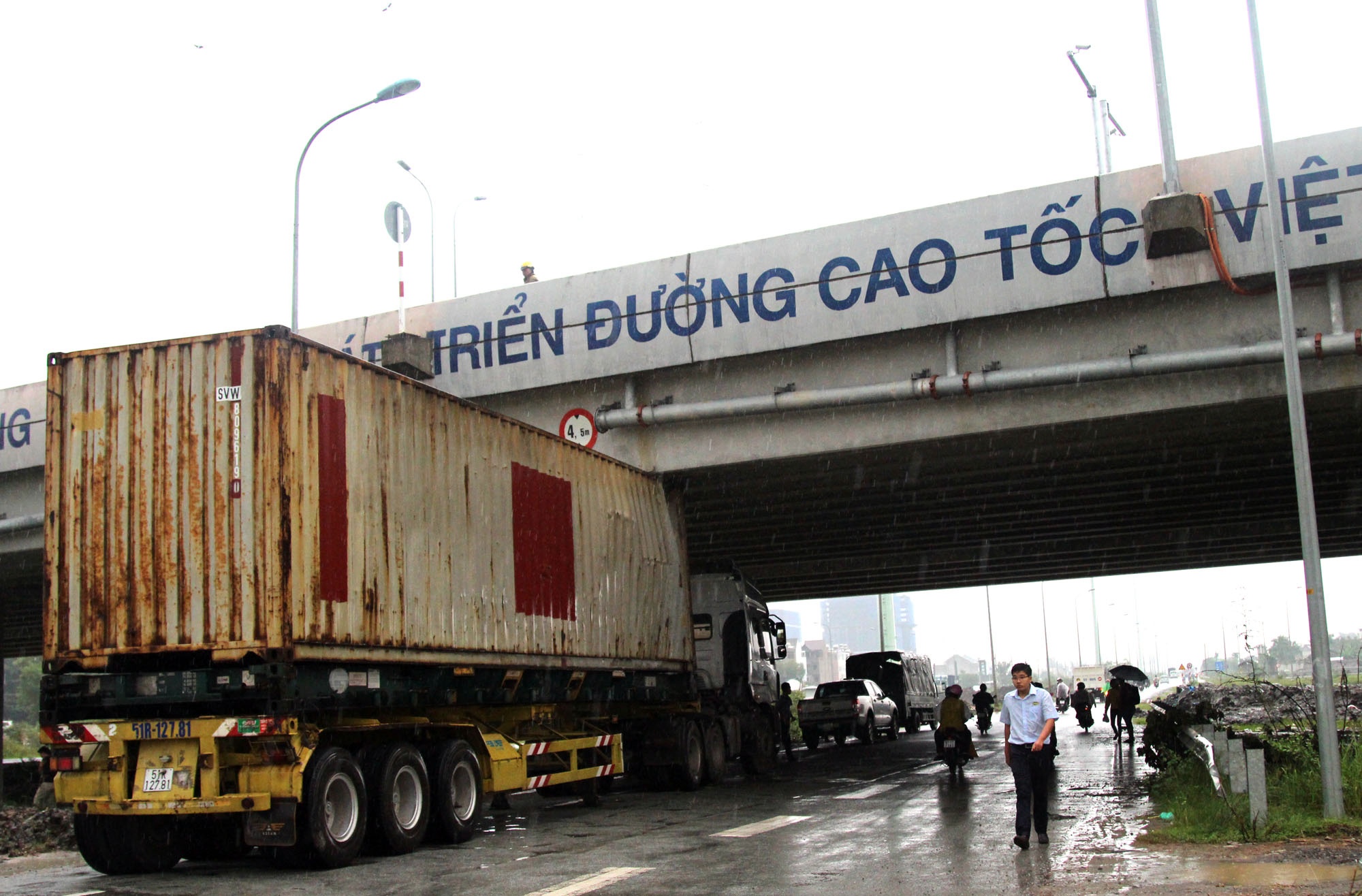 Thung container dinh chat vao gam duong cao toc hinh anh