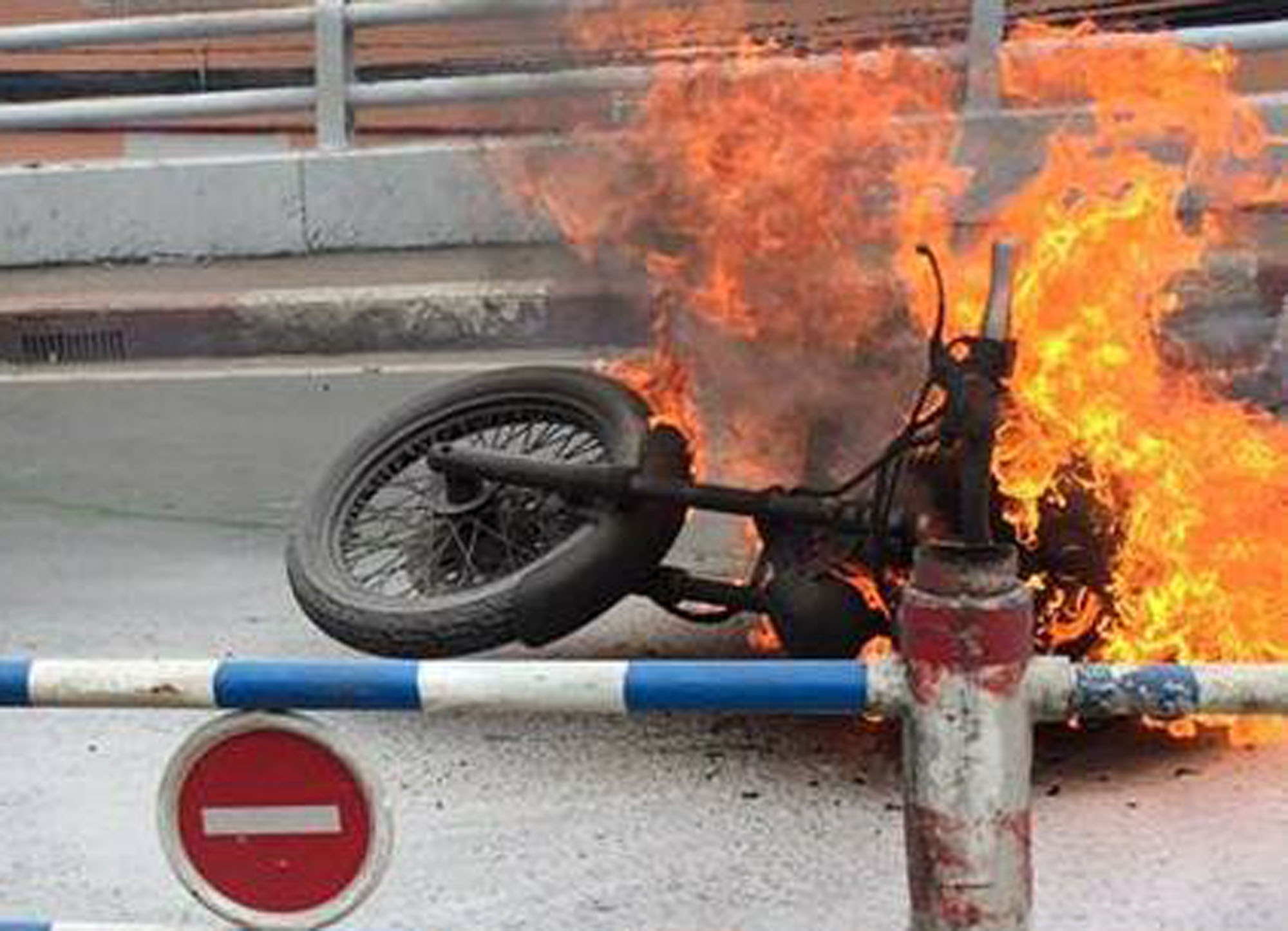 Moto phan khoi lon boc chay ngun ngut o Sai Gon hinh anh