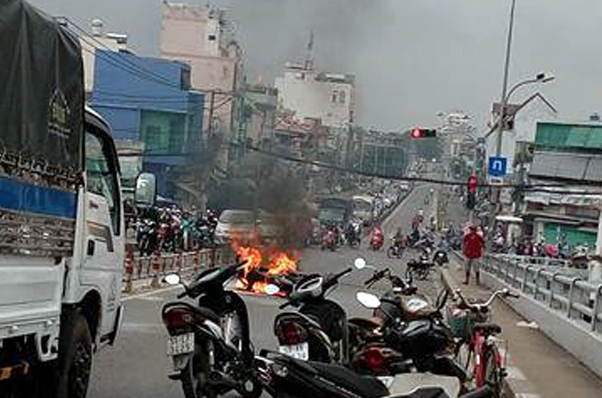 moto boc chay o sai gon anh 2