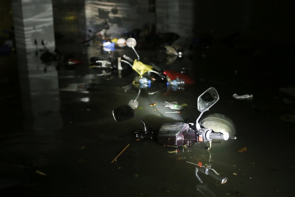 canh sat pccc tham gia chong ngap anh 1