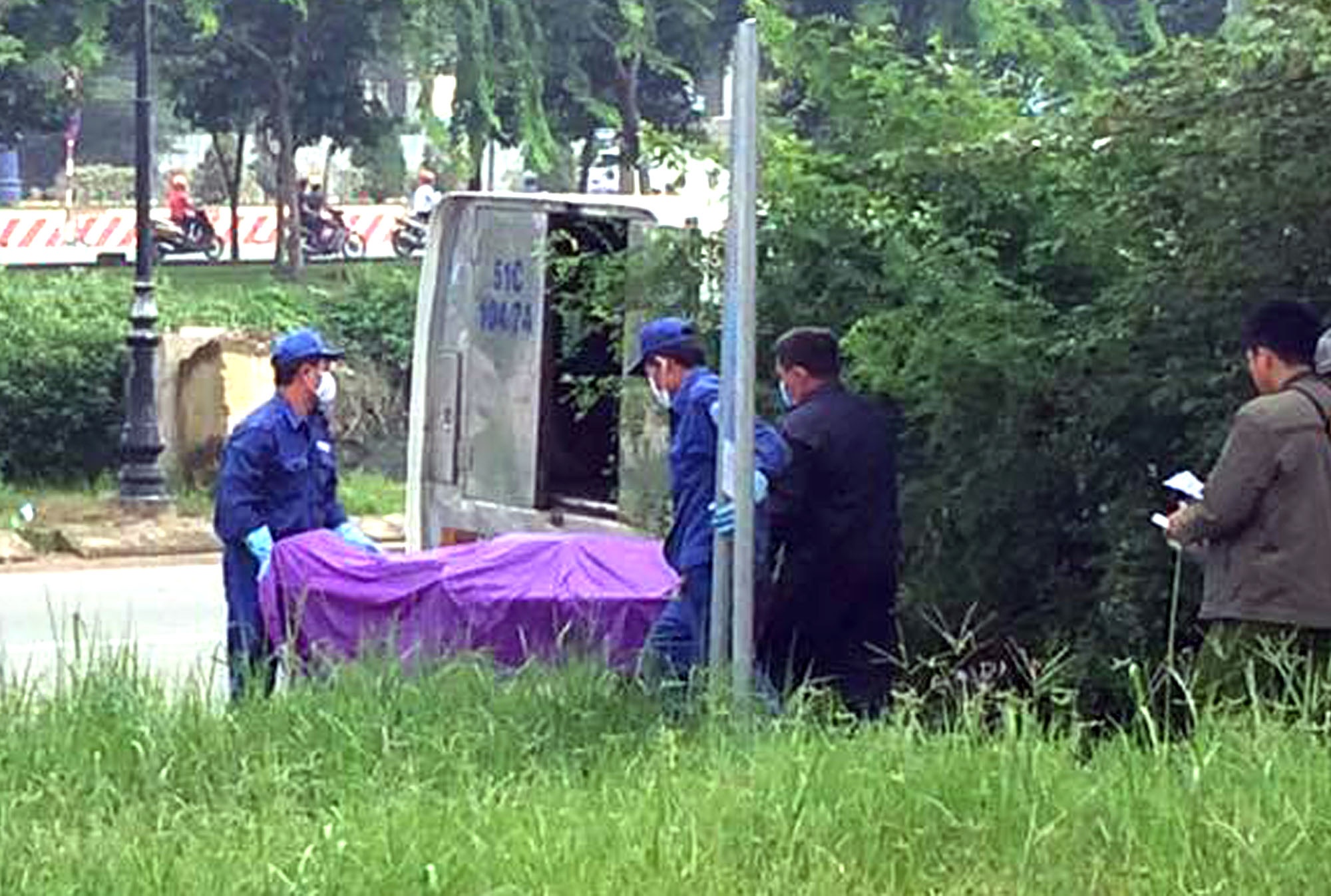 Nguoi phu nu tu vong trong tu the treo co gan xa lo Ha Noi hinh anh