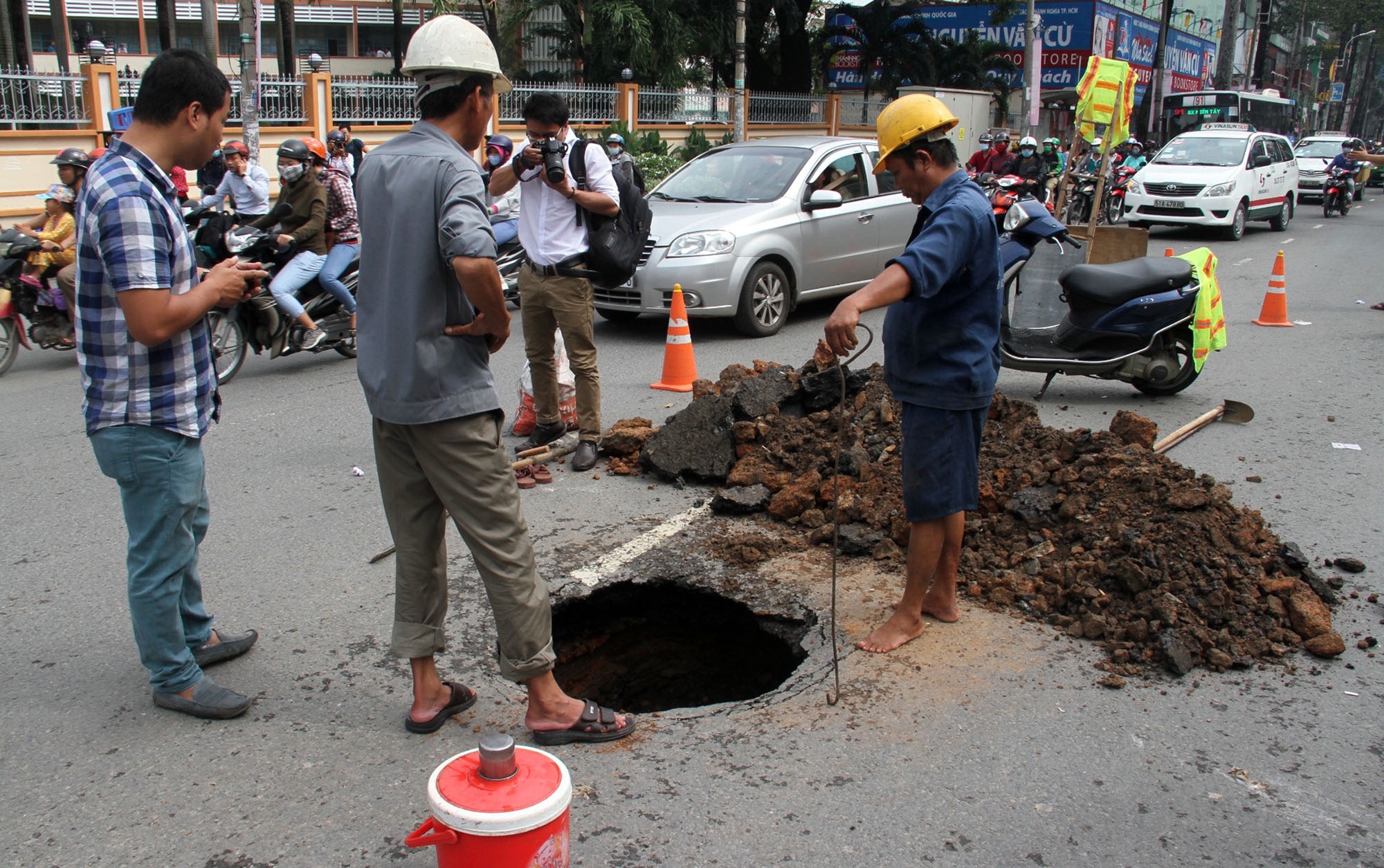 Xuat hien ‘ho tu than’ sau 2 m tren duong pho Sai Gon hinh anh