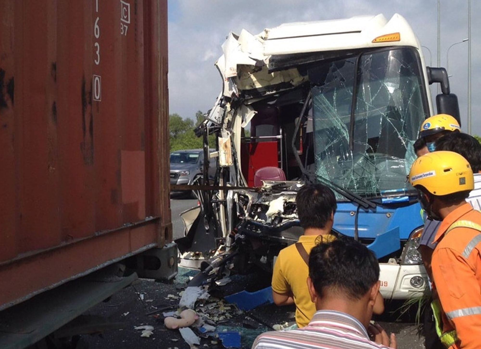 Xe bien do tong container tren cao toc, 5 nguoi gap nan hinh anh