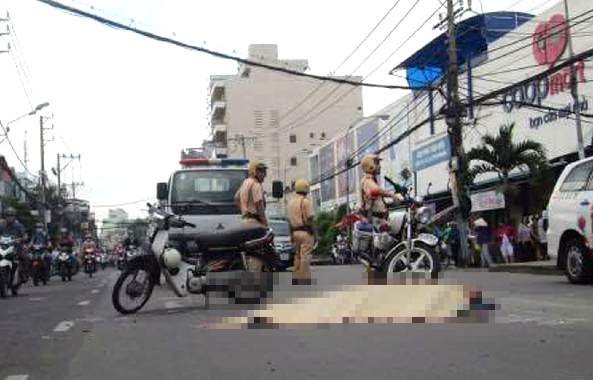 Xe buyt can chet nguoi phu nu o Sai Gon hinh anh