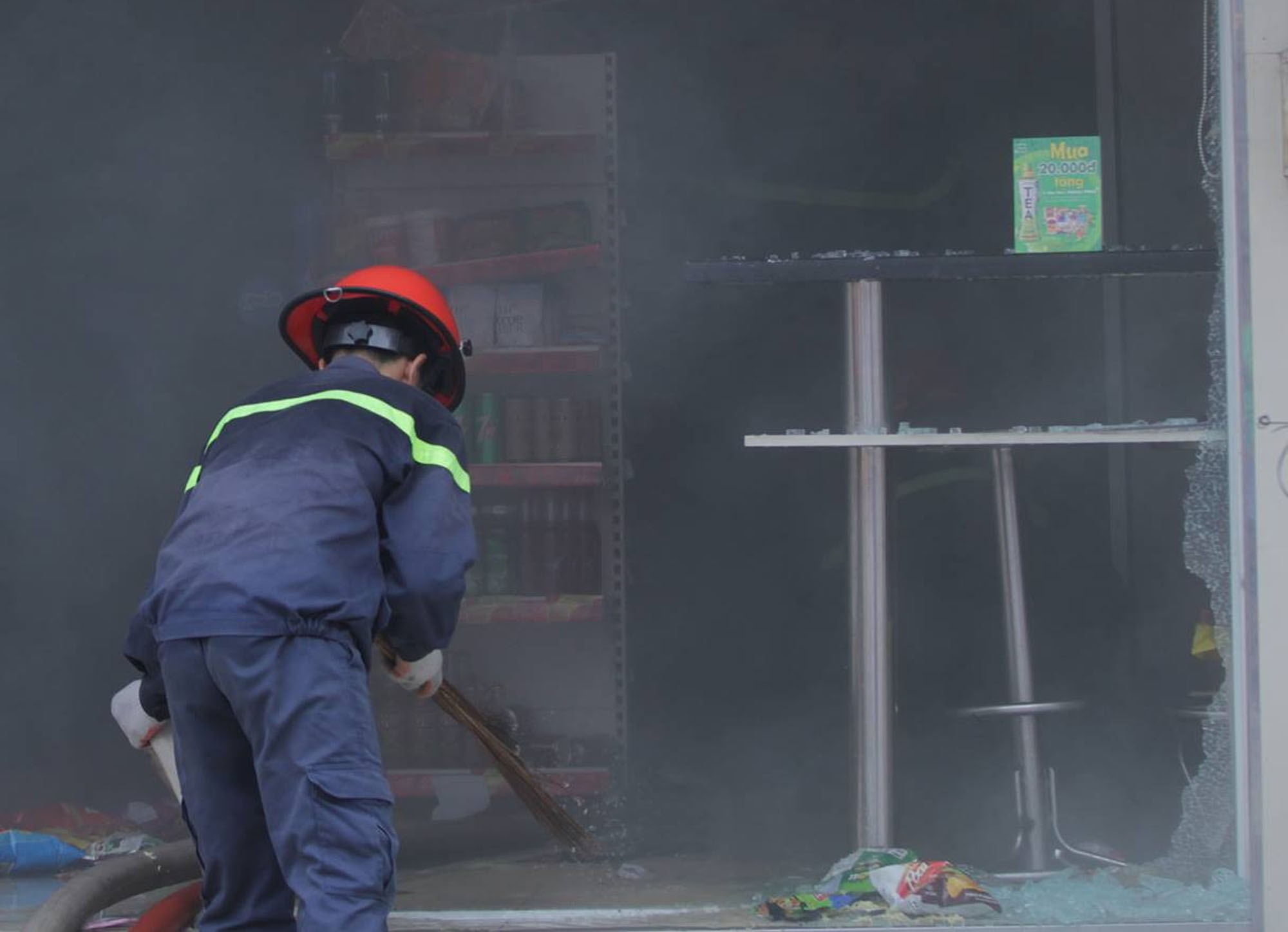 Sieu thi mini o Sai Gon boc chay, nhieu nguoi hot hoang hinh anh