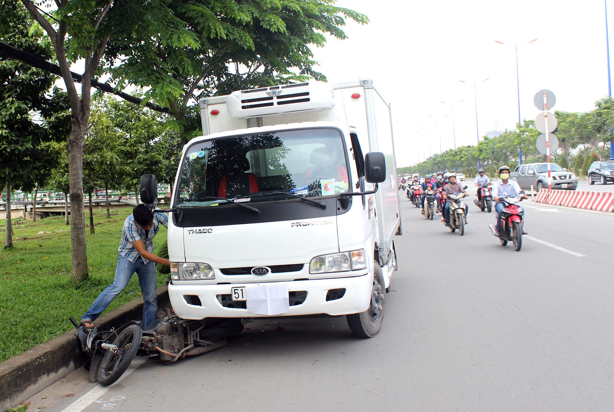 2 tai nạn liên tục trên xa lộ ảnh 1 2 tai nan lien tuc tren xa lo anh 1