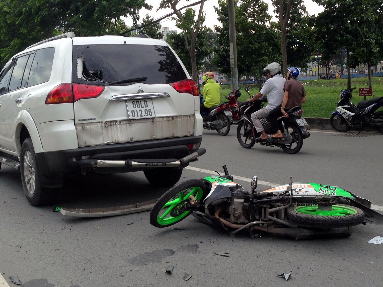 2 tai nan lien tuc tren xa lo Ha Noi, 3 nguoi bi thuong hinh anh