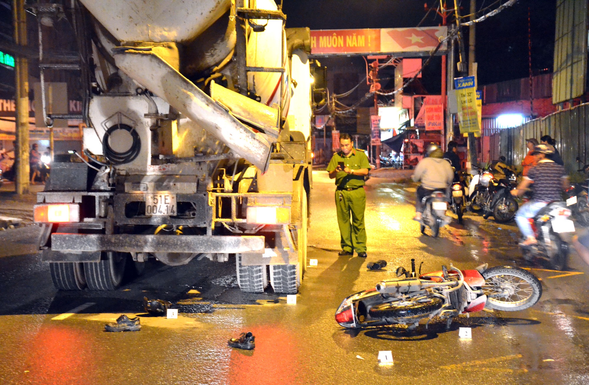 Xe bon tong chet 2 cong nhan trong dem o Sai Gon hinh anh