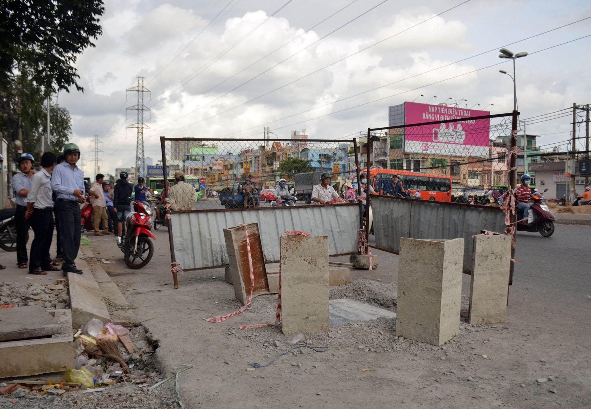 Chay theo xe buyt, nguoi dan ong lot ho ga tu vong o Sai Gon hinh anh