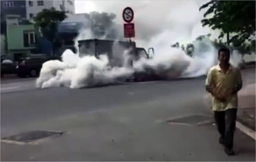 Xe tai boc khoi ngun ngut tren dai lo Pham Van Dong hinh anh