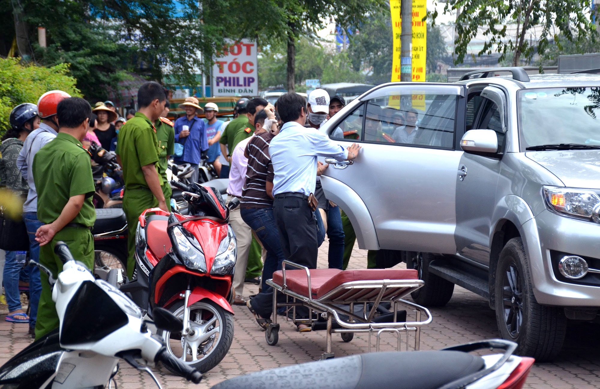Nguoi dan ong nuoc ngoai tu vong trong oto o Sai Gon hinh anh