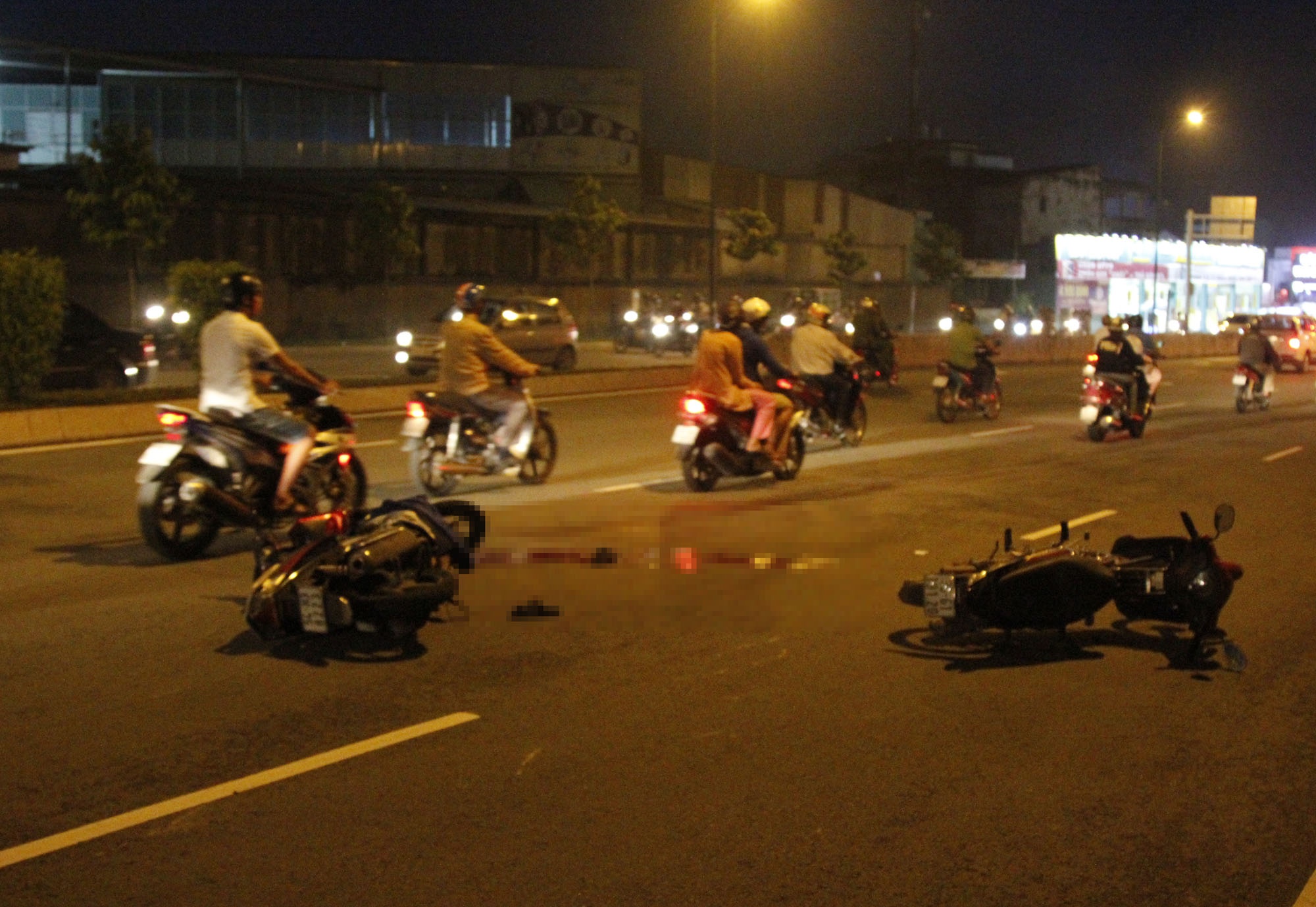 Va cham xe may tren dai lo Pham Van Dong, 1 nguoi tu vong hinh anh