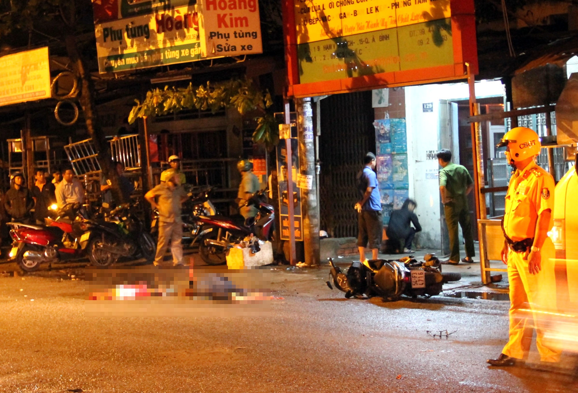 Xe bon can chet nam thanh nien trong dem hinh anh