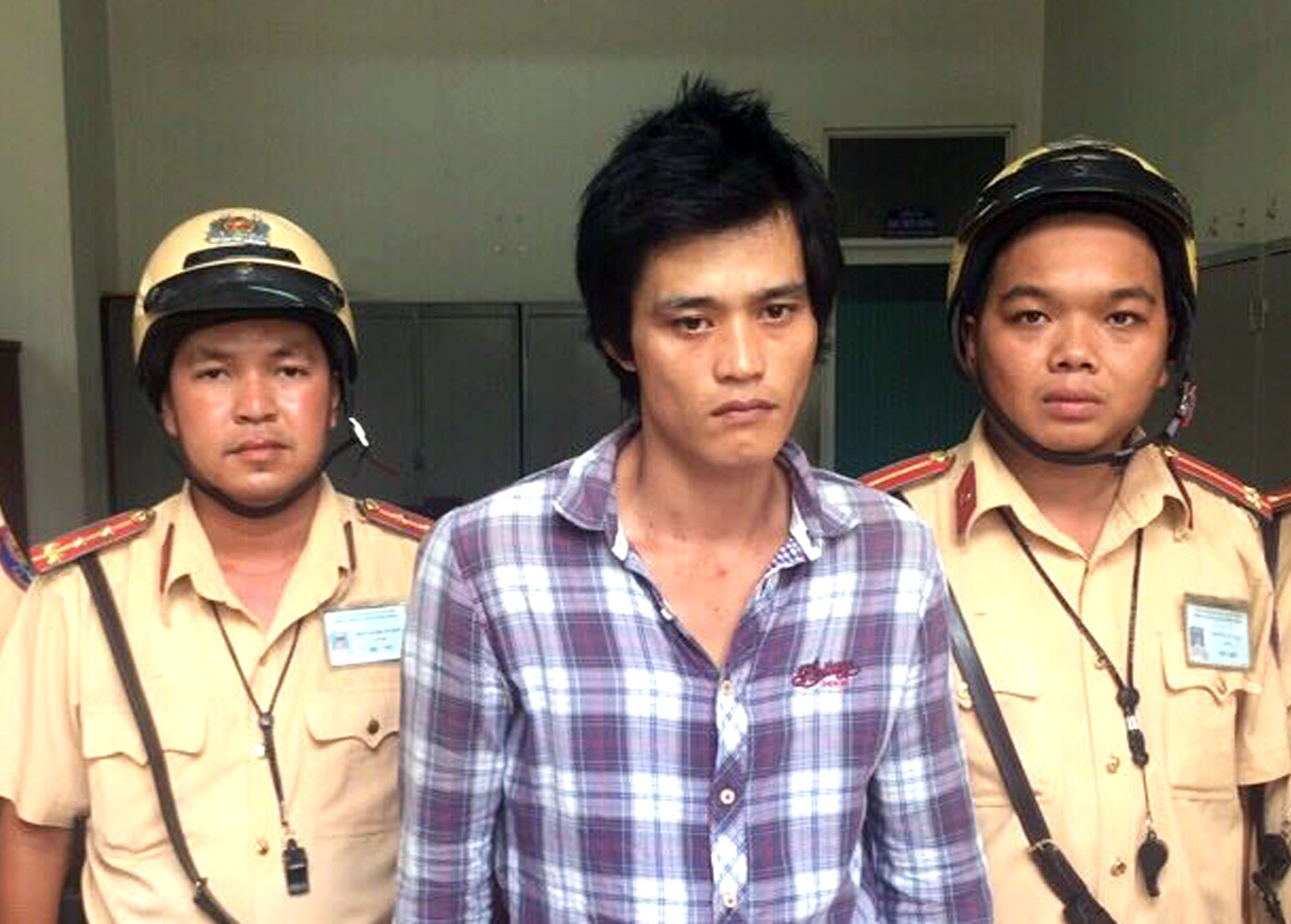 CSGT bat ten trom xe may tren pho Sai Gon hinh anh