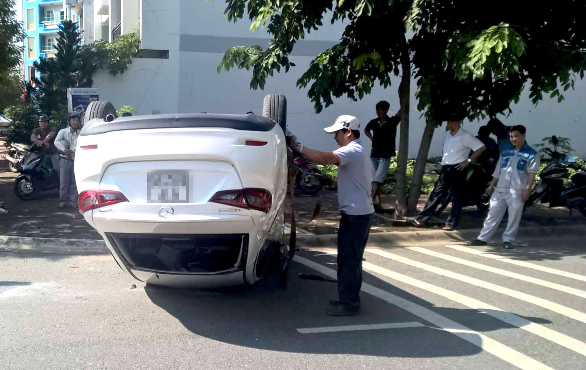 Co gai bo ra khoi oto 'phoi bung' o Sai Gon hinh anh