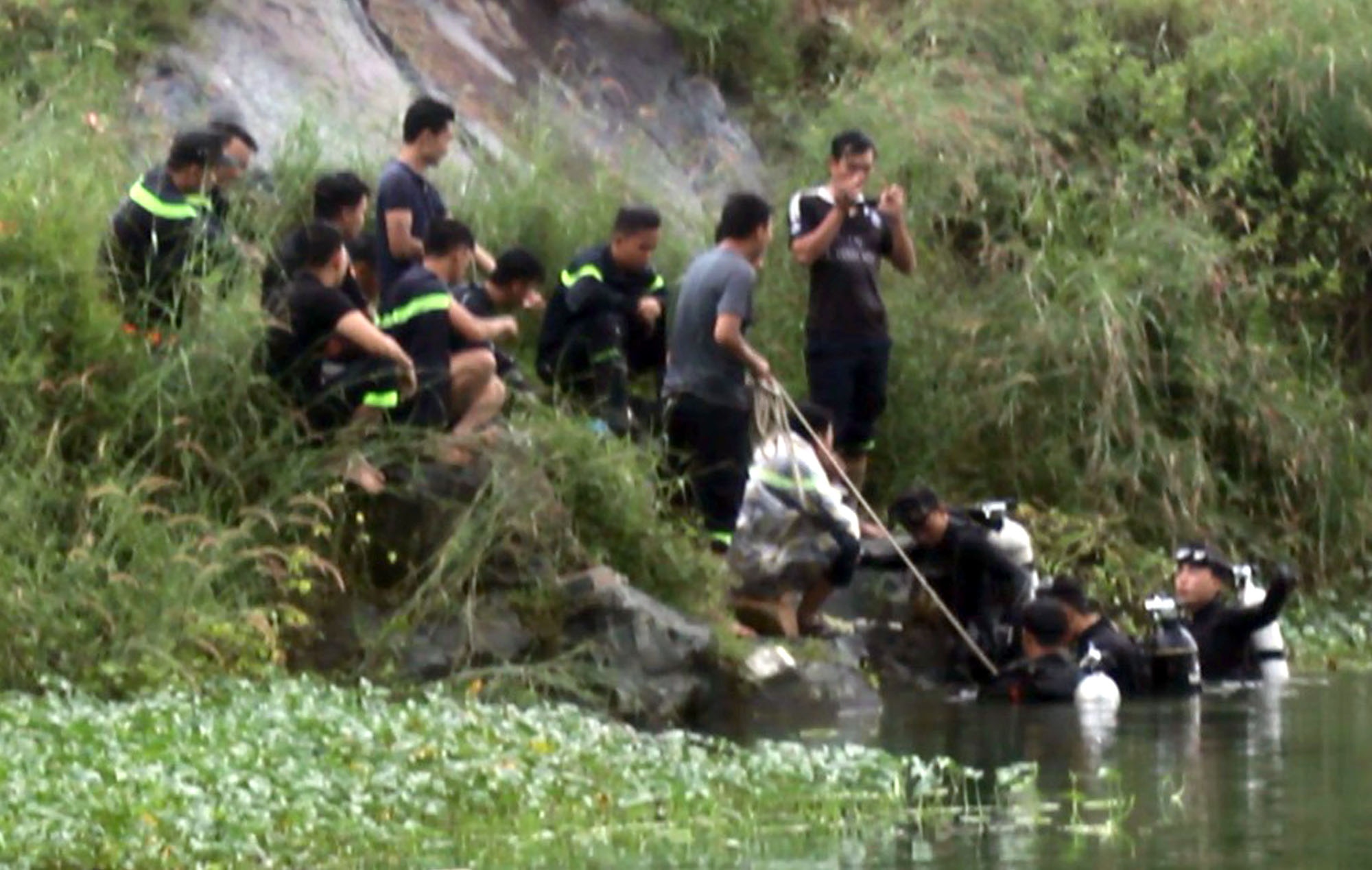 Thanh nien duoi nuoc khi boi ra giua ho da lang dai hoc hinh anh