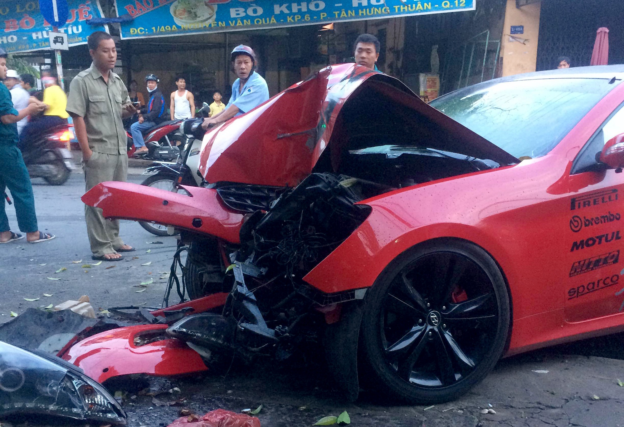 Cay cua cuu tai xe bat tinh trong oto bien dang o Sai Gon hinh anh