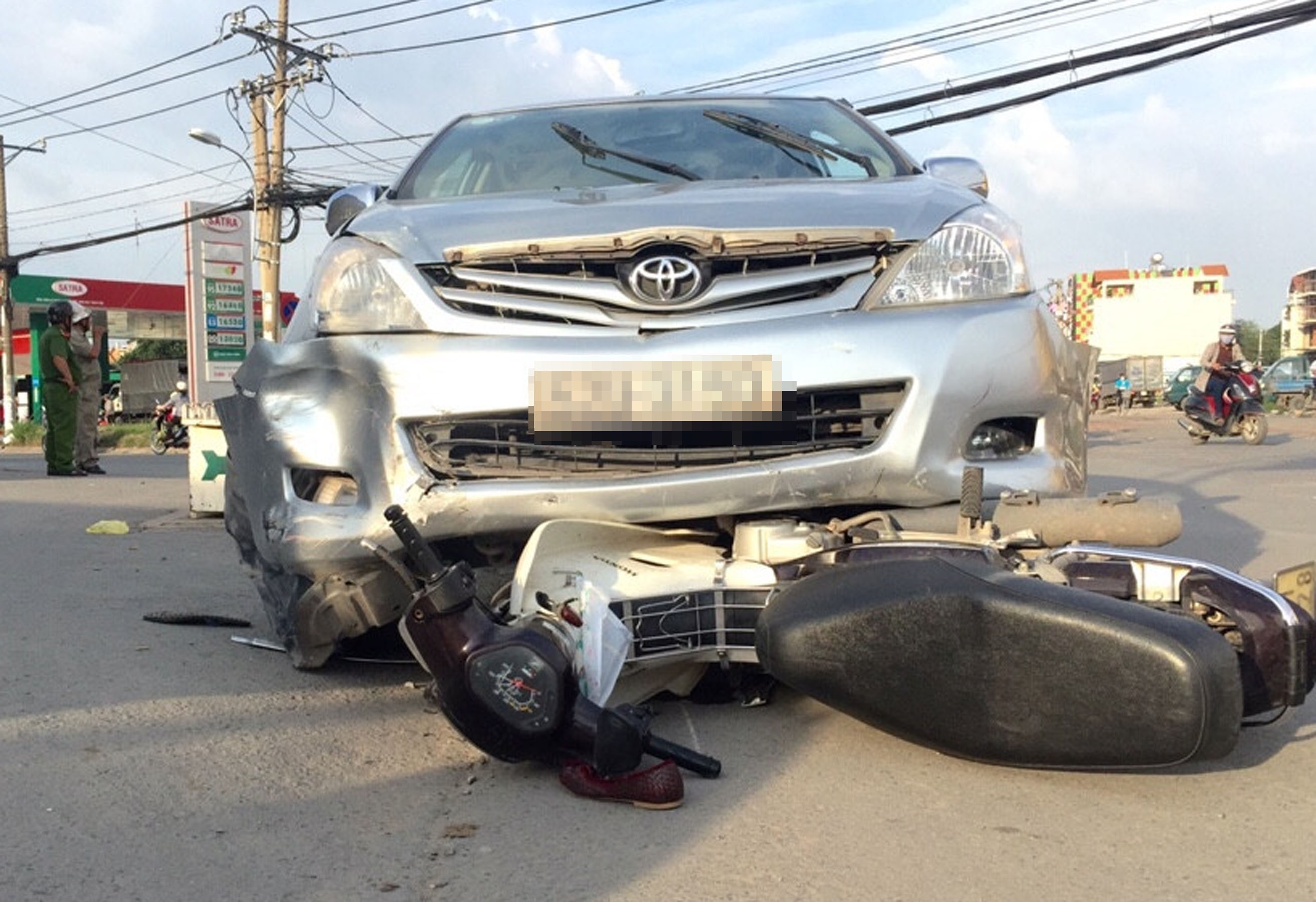 Oto tong nhieu xe may giua giao lo Sai Gon hinh anh