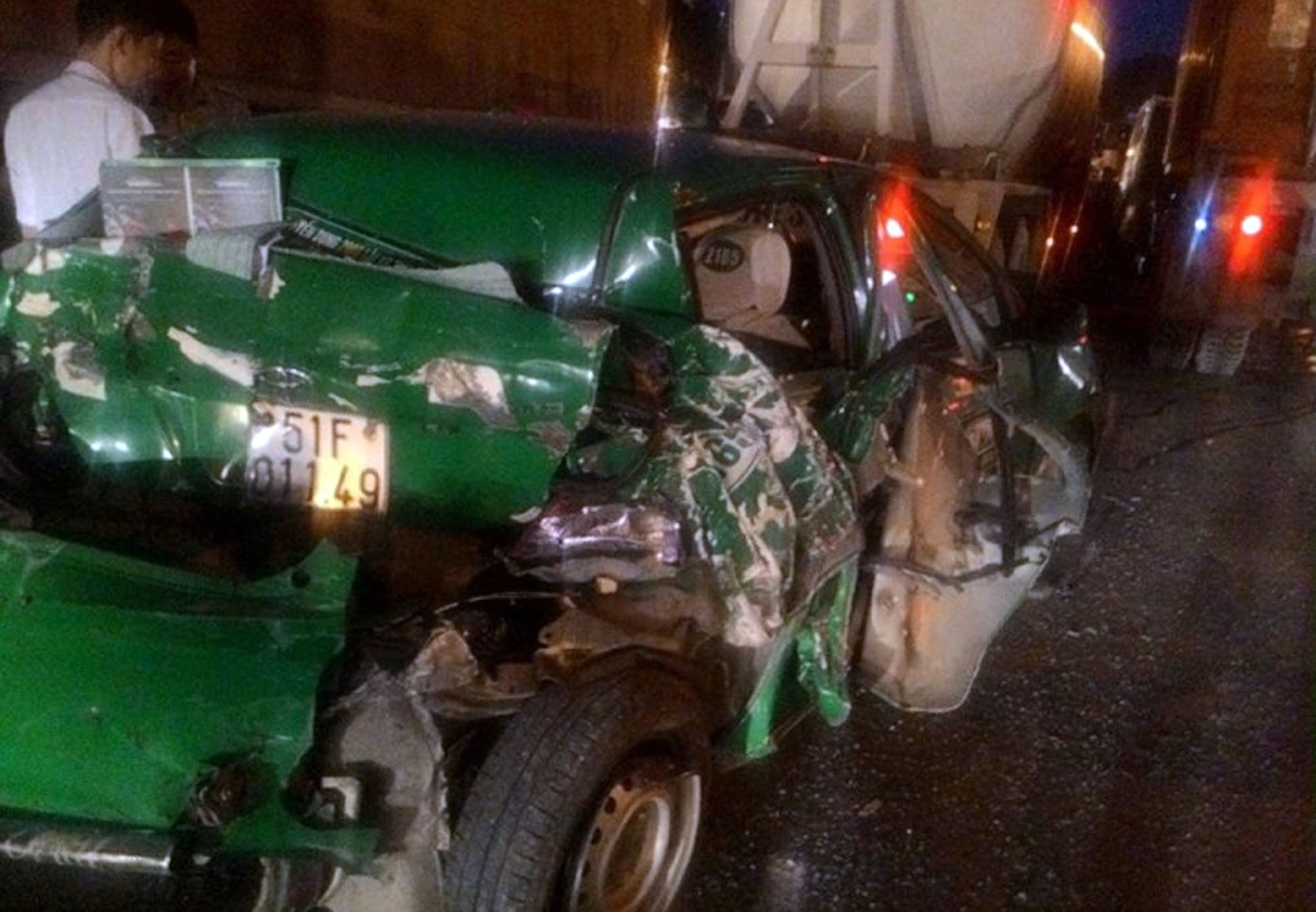 Xe dau keo tong nat duoi 2 chiec taxi, 4 nguoi thoat chet hinh anh