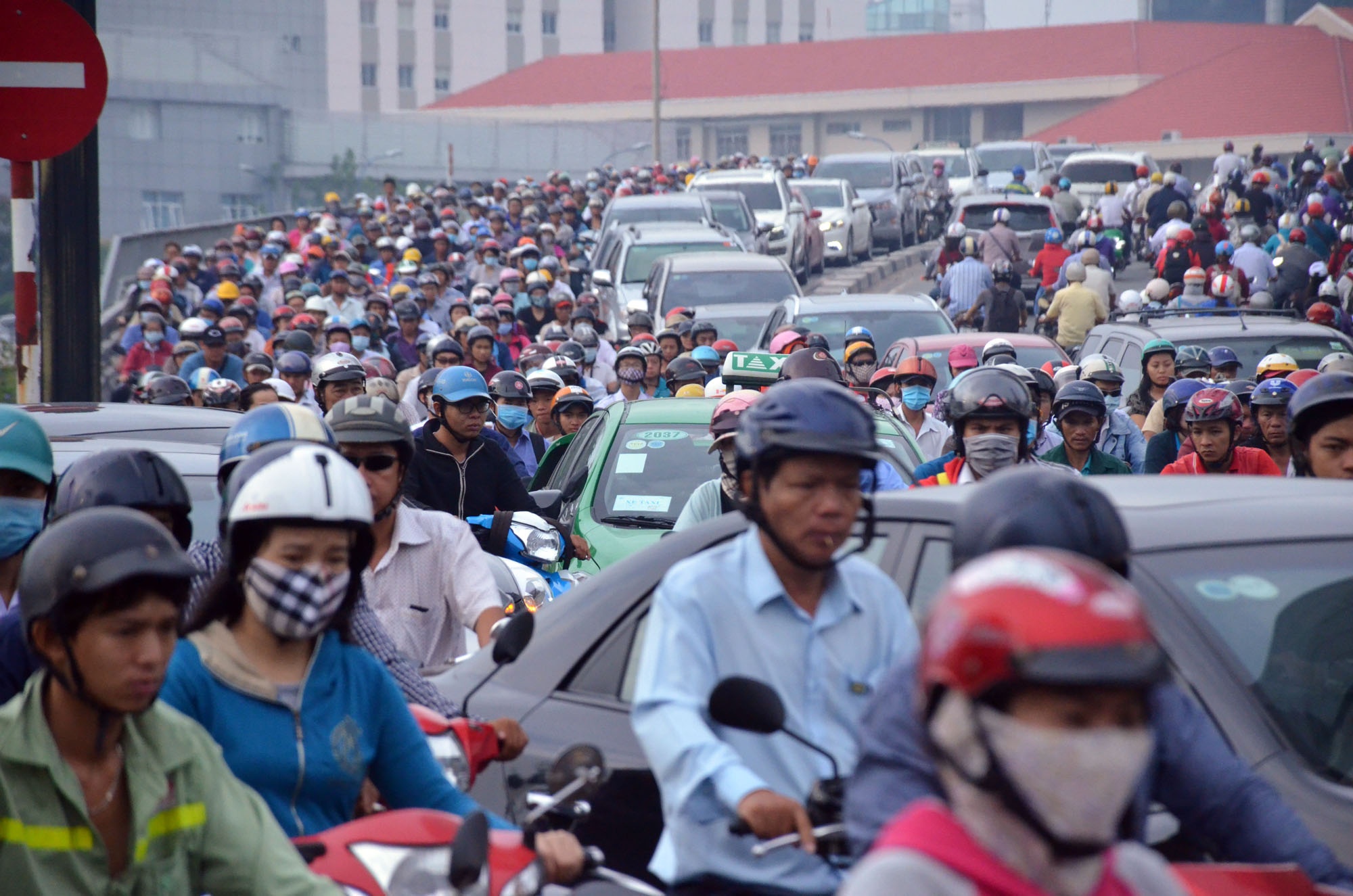 xe đầu kéo tông nát 2 taxi ảnh 2 xe dau keo tong nat 2 taxi anh 2