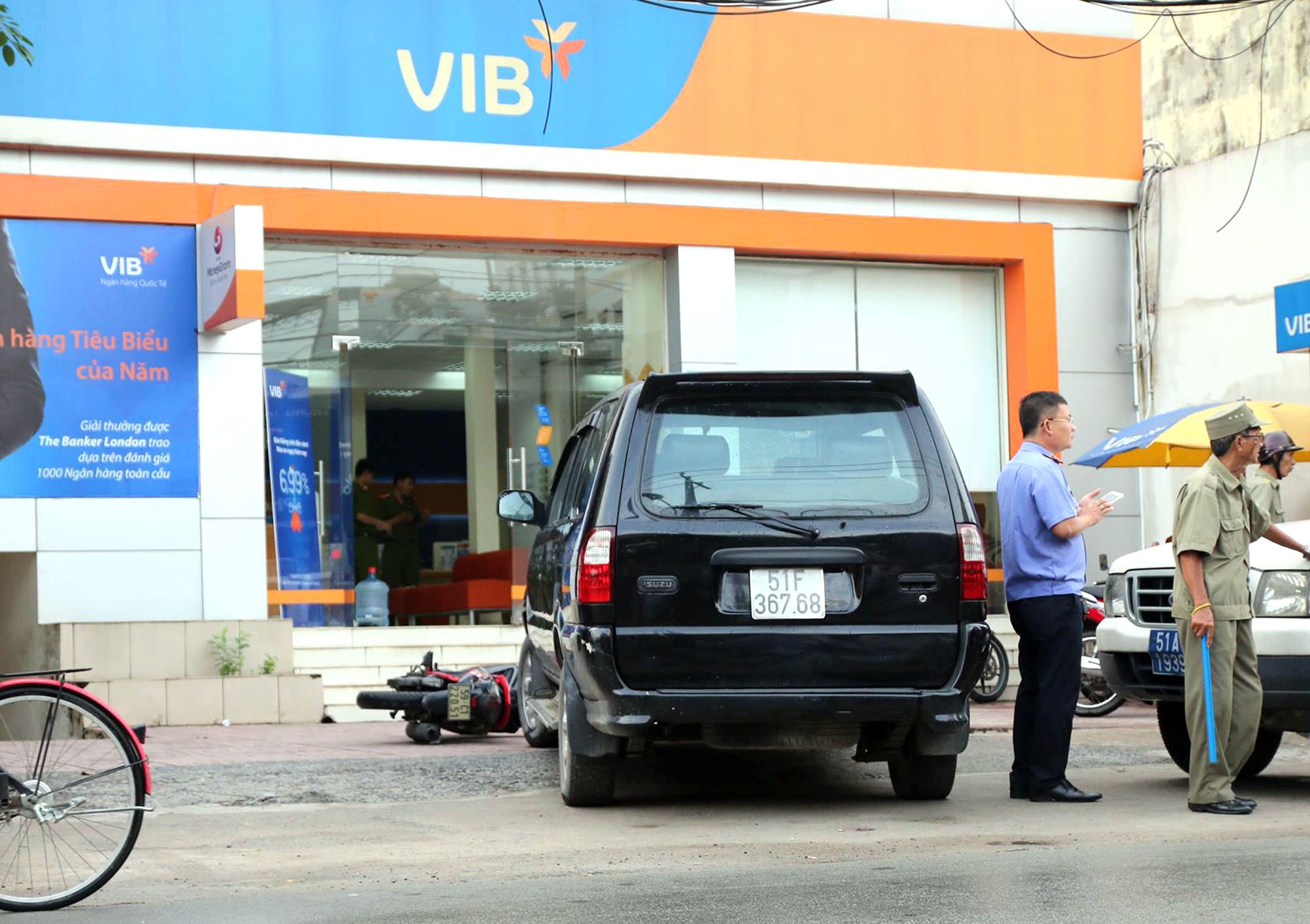 ném lựu đạn cay vào ngân hàng VIB ảnh 1 nem luu dan cay vao ngan hang VIB anh 1