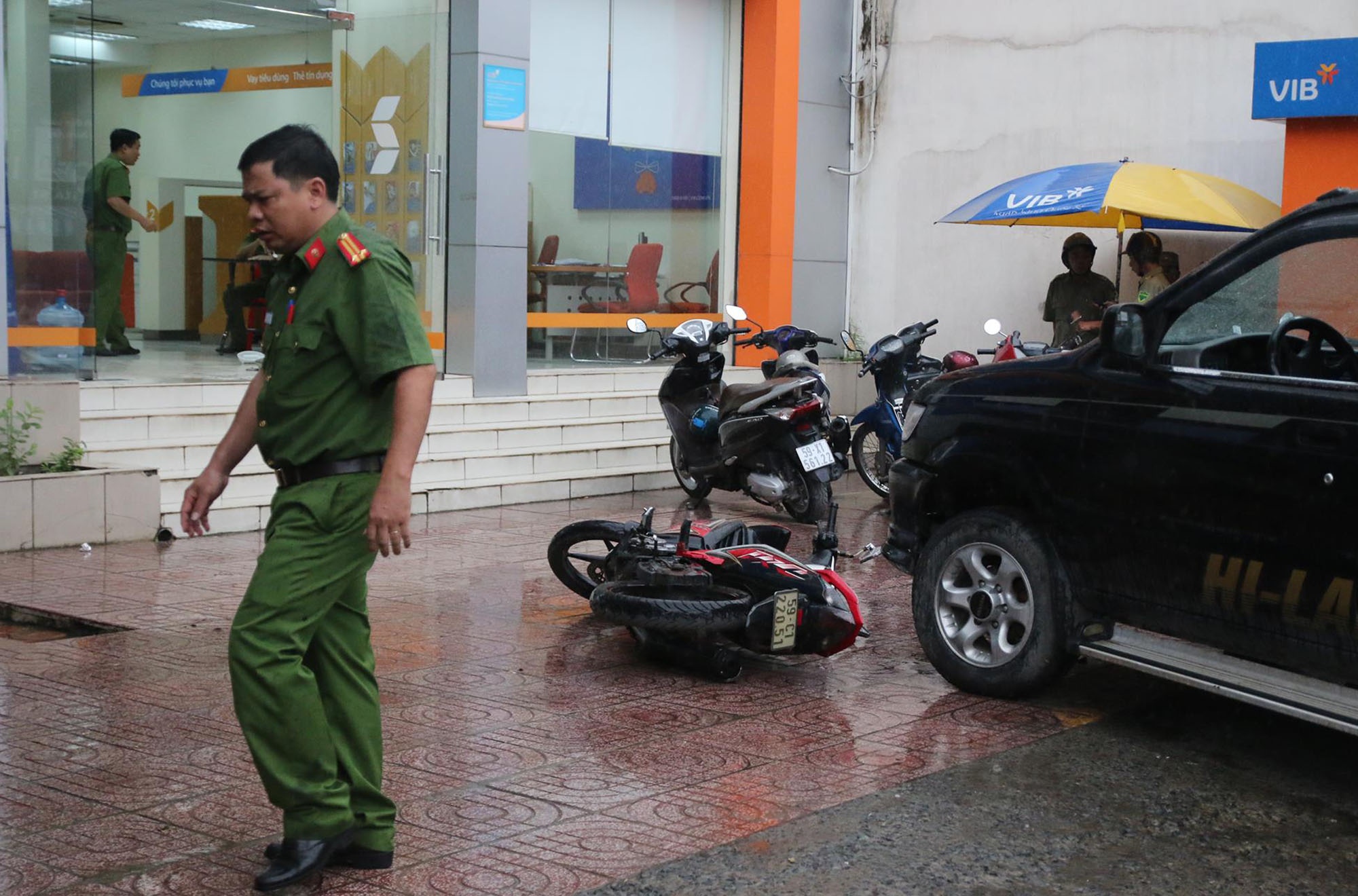 Nguoi nem luu dan cay vao chi nhanh ngan hang nghi tam than hinh anh
