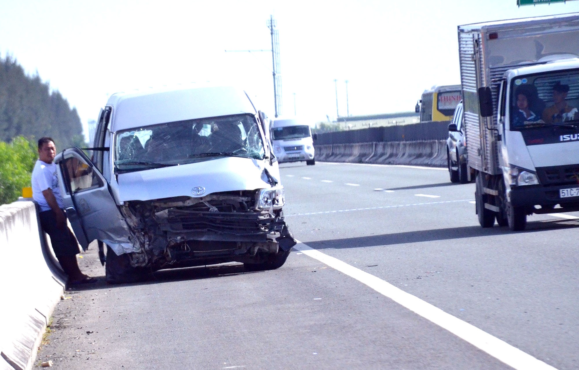 tai nạn trên cao tốc tphcm- trung lương ảnh 1 tai nan tren cao toc tphcm- trung luong anh 1