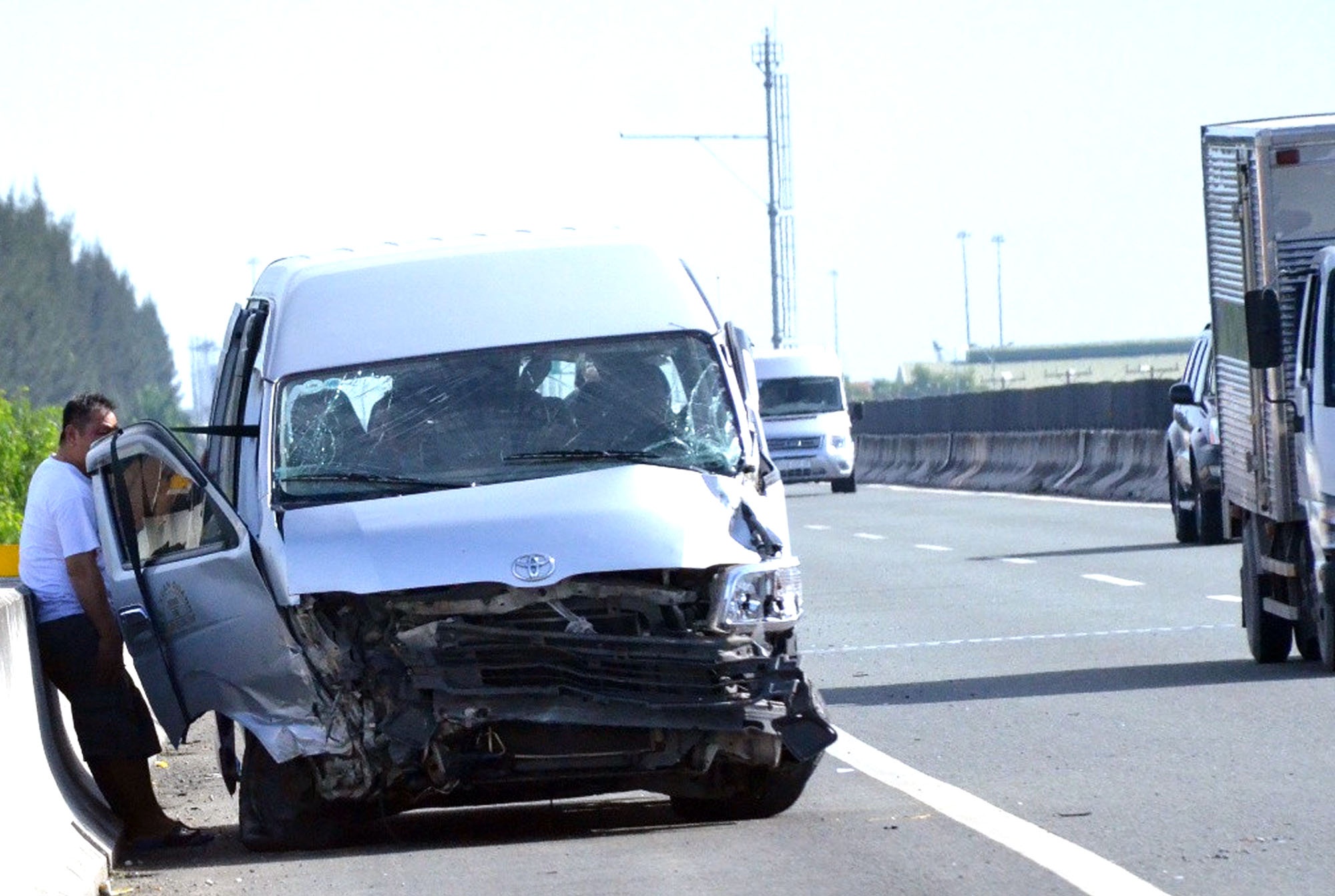 Oto khach bien dang sau cu tong xe tai tren cao toc hinh anh