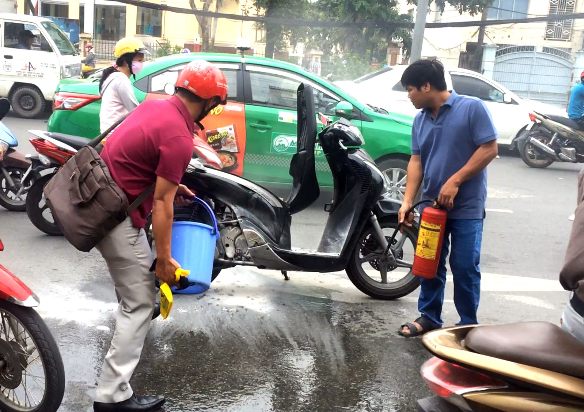 xe sh bốc cháy ở sài gòn ảnh 2 xe sh boc chay o sai gon anh 2