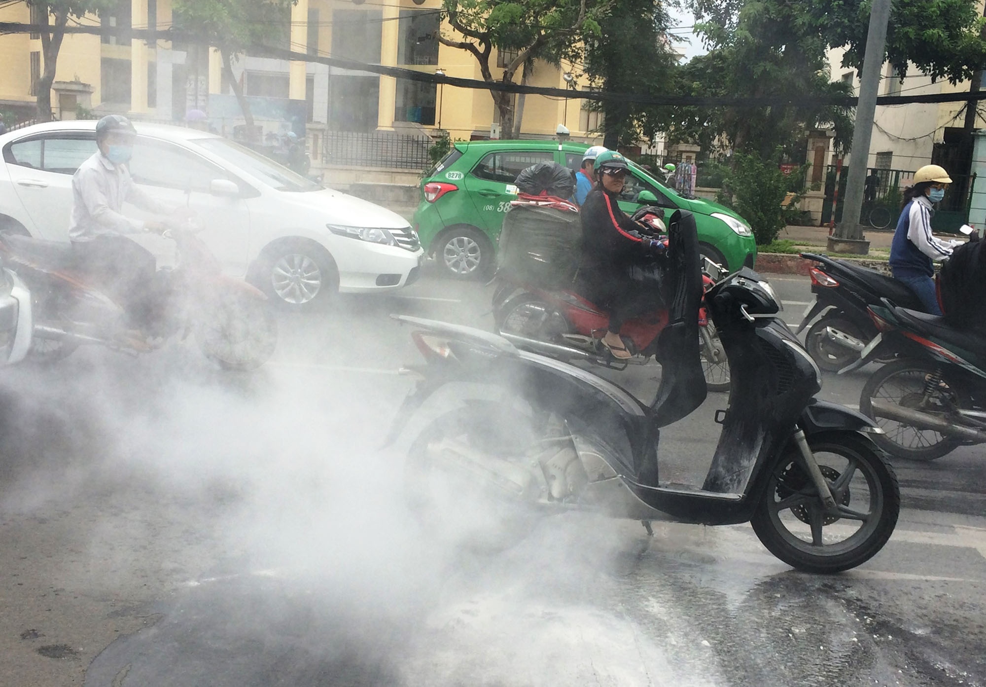 Xe SH boc chay giua duong pho Sai Gon hinh anh