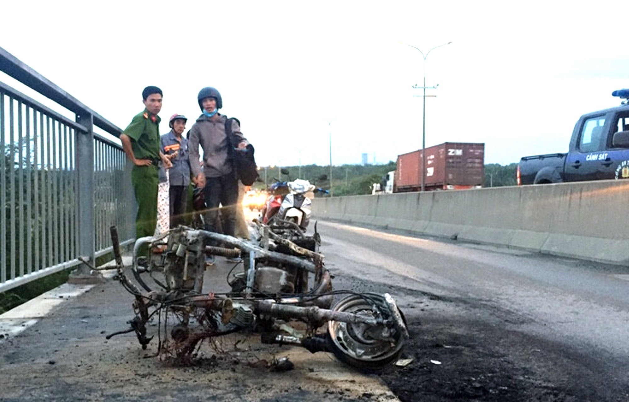 xe may boc chay tren cau phu my anh 1