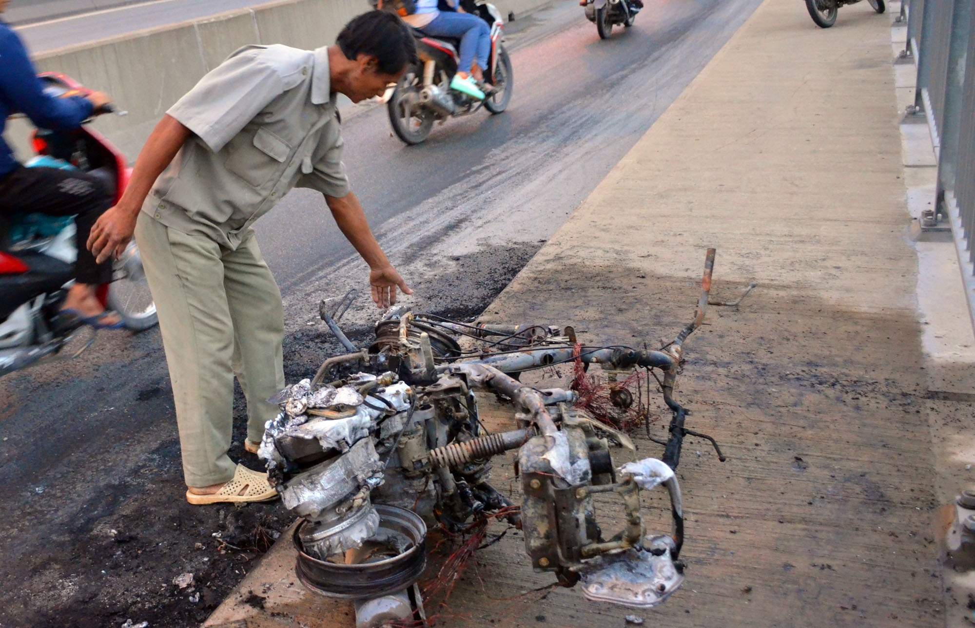 Xe tay ga boc chay tro khung tren cau Phu My hinh anh