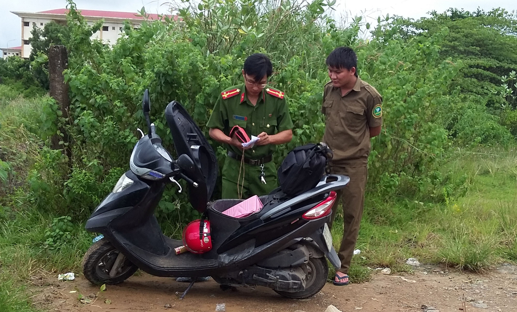 co gai duoi nuoc o ho da anh 1