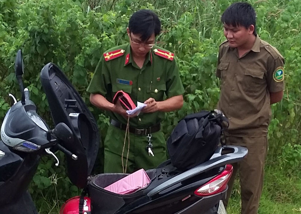 Co gai duoi nuoc o ho da lang dai hoc hinh anh