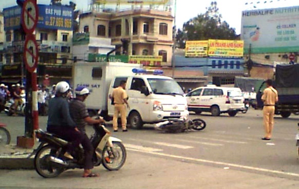 Người đàn ông va chạm với xe cảnh sát ảnh 1 Nguoi dan ong va cham voi xe canh sat anh 1