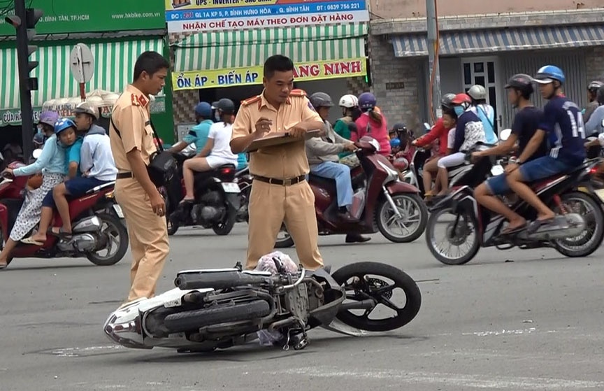 Nguoi dan ong bi thuong sau va cham voi xe canh sat hinh anh