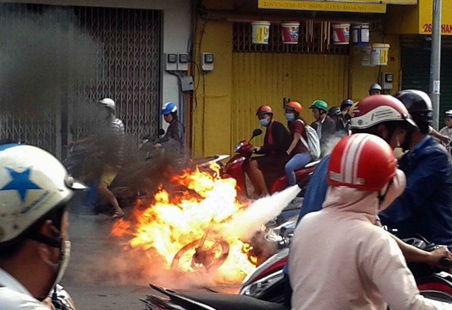 Xe may boc chay ngun ngut giua pho Sai Gon hinh anh