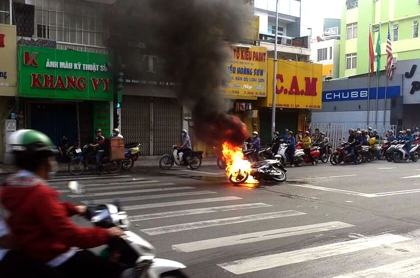 xe máy bốc cháy trên phố sài gòn ảnh 1 xe may boc chay tren pho sai gon anh 1