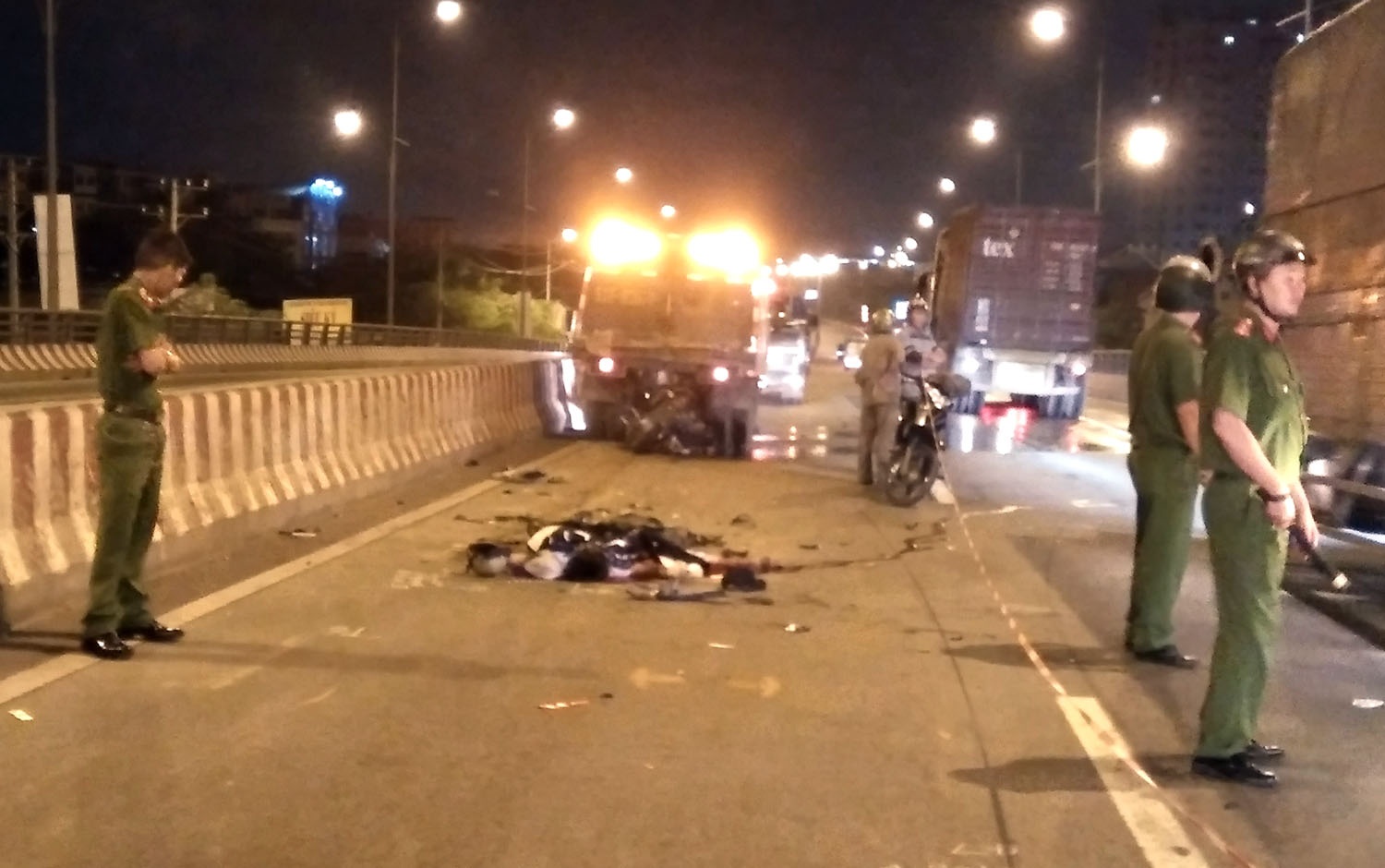 Dam vao duoi xe hut bui, 2 thanh nien tu vong hinh anh