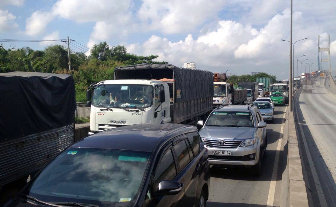 xe đầu kéo làm rơi cuộn sắt ảnh 2 xe dau keo lam roi cuon sat anh 2