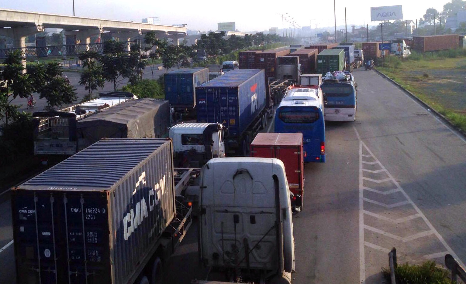 Xe dau keo lat nhao, xa lo Ha Noi ket cung hinh anh