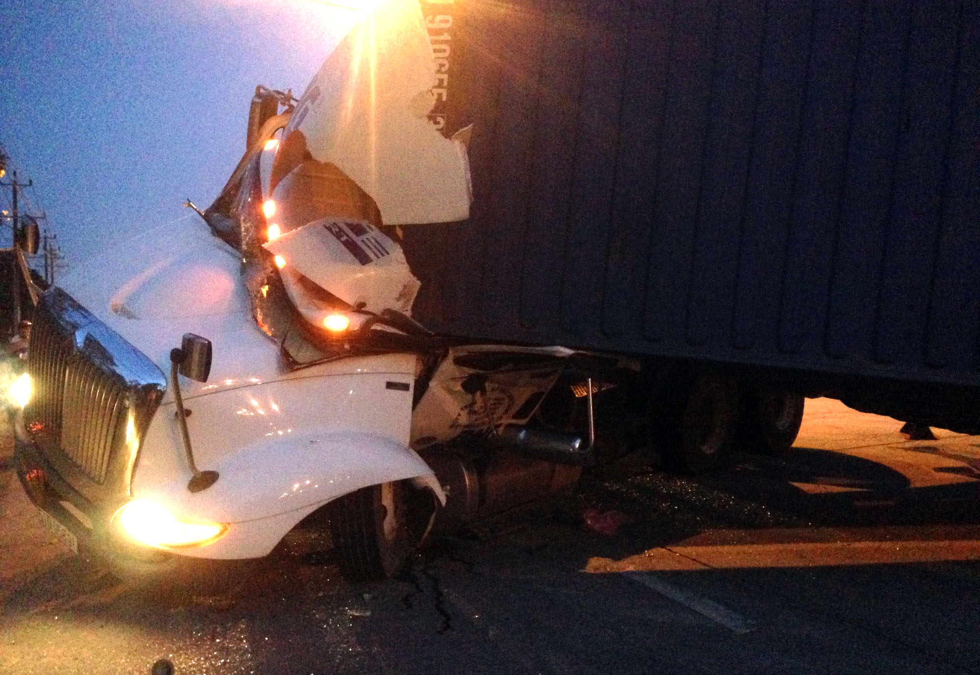 Thung container de bep xe dau keo, tai xe chet trong cabin hinh anh