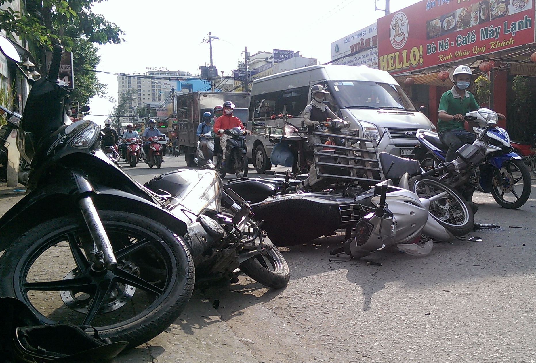 5 xe may va cham o Sai Gon, 3 nguoi nhap vien hinh anh