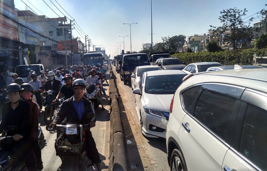 ôtô 7 chỗ lật nhào trên quốc lộ ảnh 3 oto 7 cho lat nhao tren quoc lo anh 3